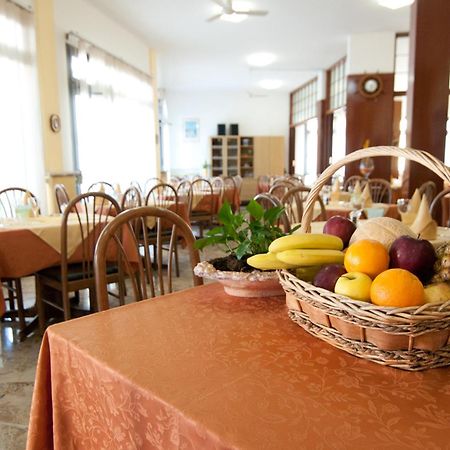 Hotel Milan Rosolina Mare Exterior photo